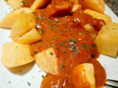 Patatas bravas: receta sin tomate